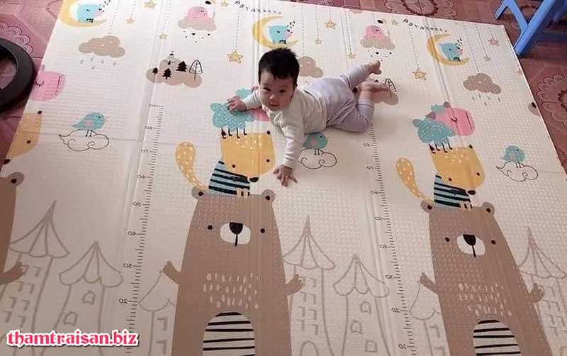 Kiểm tra để ý trẻ thường xuyên để nắm rõ được xem thảm xốp có độc hay không nhé.